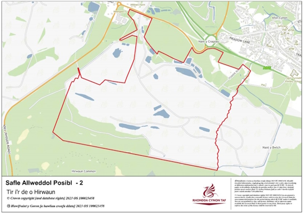 Mae'r map uchod yn dangos ffiniau'r Safle Allweddol ar dir i'r de o Hirwaun